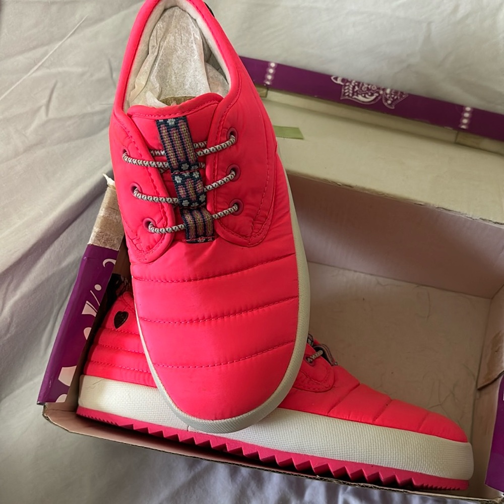 NEON pink nylon lace up sneakers NEW IN BOX “Bobs” from Sketchers size 6.5